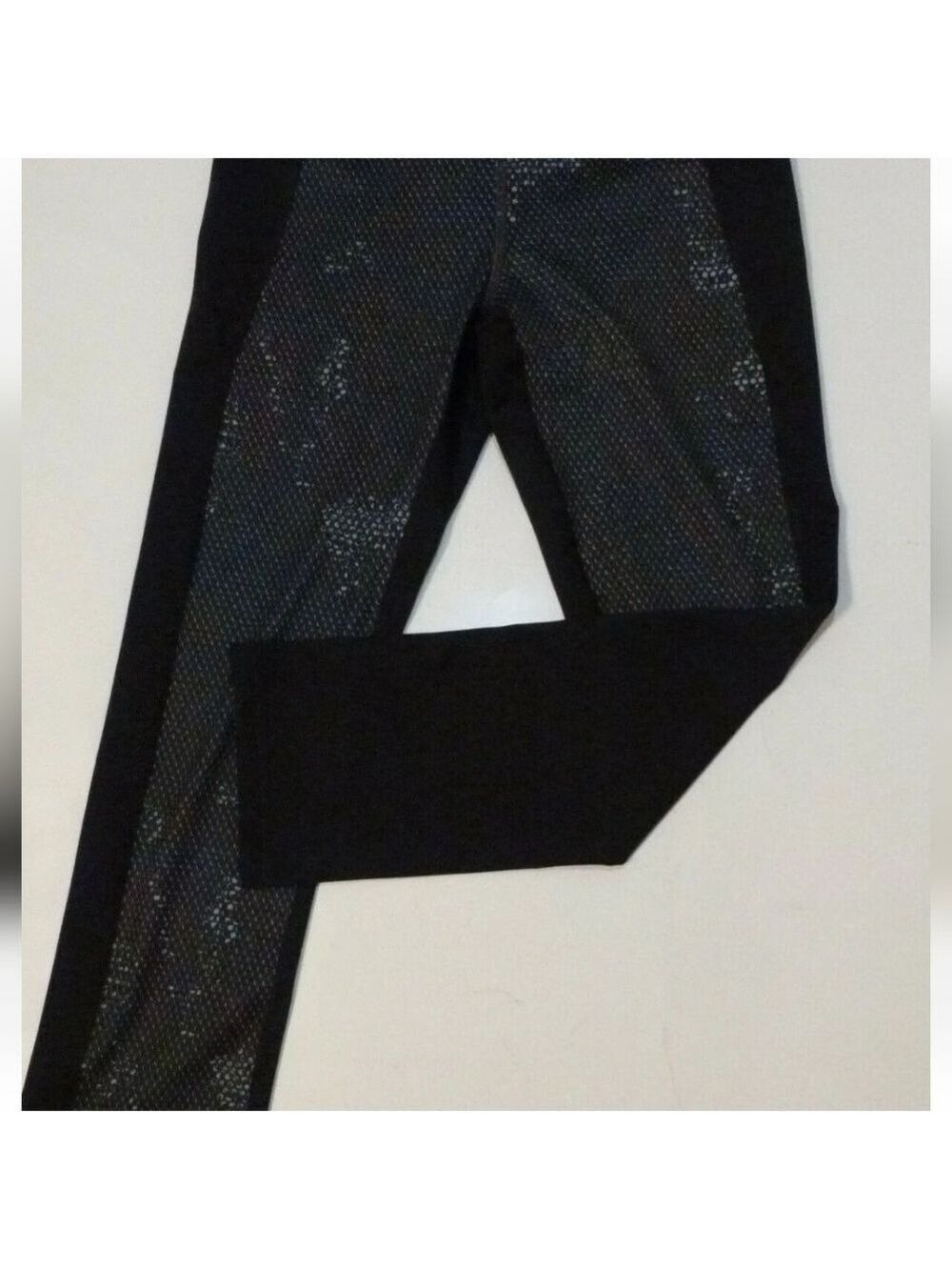 Under Armour Heat Gear Reptile Skin Print Capri Workout Exercise Leggings - Picture 8 of 8